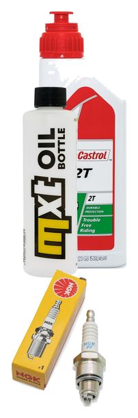 Ensemble d'inspection d'huile 2 temps 1 L + 1 bougie d'allumage pour Keeway Matrix SP, TGB Hawk Adly Silver Fox Yamaha Zuma II REX Flash Luxxon Uno GTA Année 1999 - 2009