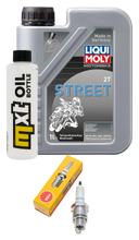 Inspektionspaket 1L 2-Takt-Öl + 1x Zündkerze für SYM Jet, Hyosung SF B Racing Kymco Cobra CPI Tenesse Fiddle Oliver Fancy Mask Top Boy Popcorn Spacer Bj. 2000 - 2003