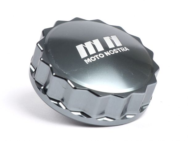 Tampa do tanque Moto Nostra CNC para Vespa GTS 125-300, GTS HPE 300, GTS Super 125-300, GTS Super Sport 125-300, GTV 300, GTV HPE 300, LX 125-150, Primavera 50-150, S 125, Sprint 50-150, SXL 125-150, VX 150, VXL 125-150, Aprilia SR Motard 5