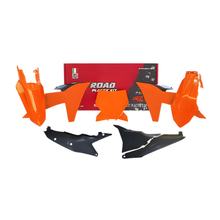 Zestaw osłon Racetech, odporny na promieniowanie UV, wykonany z tworzywa sztucznego formowanego wtryskowo, do KTM SX SX-F 125 - 450 ccm, rocznik 2023 - 2024