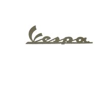 Embleem „Vespa“ klein 98 mm harsgecoat zelfklevend geblueerd voor voorste beenschild Vespa Automatica GTS / S 2T / 4T / Sprint