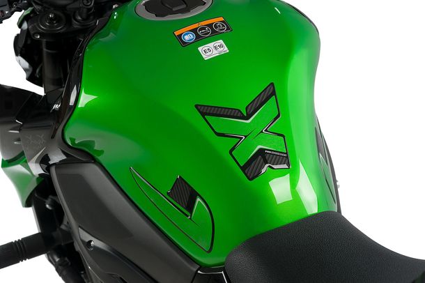 Protezione serbatoio protezione specifica Puig Carbon look 300 x 225 mm per Kawasaki Z900 Anno 2017 - 2024