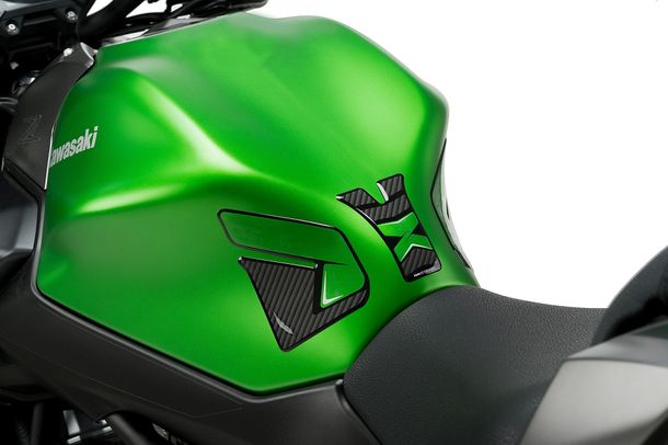 Paratelaio di protezione specifico Puig effetto fibra di carbonio 300 x 225 mm per Kawasaki Z650 Anno di fabbricazione 2017 - 2024