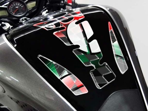 Osłona zbiornika Protector Wings Puig Czerwona 213 x 128 mm do Ducati 848 EVO, Monster 696, Diavel, Monster 620 Rok produkcji 1998 - 2023