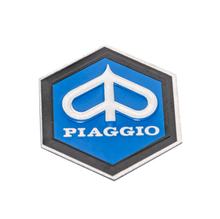 Emblem " Piaggio " 6-Eck Kaskade Aluminium, selbstklebend 31x36 mm für Vespa PX T5 etc.