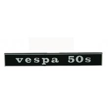 "Vespa 50 s" emblema / logotipo con un fondo negro para Vespa 50s - 2 pines agujero 132x17mm 110mm espaciamiento