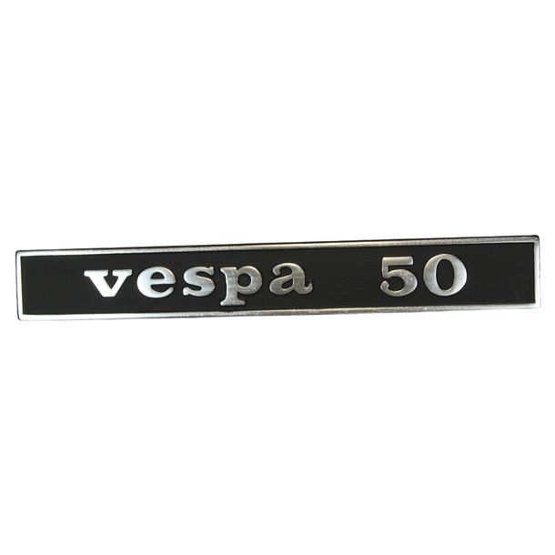 Emblème / logo " Vespa 50 " pour les modèles Vespa V50 - 2 broches d'espacement des trous de 132x17mm 110mm