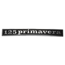 Emblém / Nápis " 125 primavera " pro Vespu Primavera 125 - 2 kolíky, rozteč děr 147x17mm, vzdálenost děr 110mm