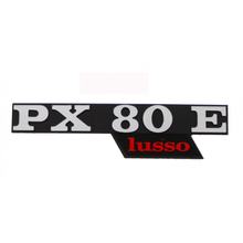 Emblem / Nápis "PX 80 E lusso" boční kryt pro Vespa PX 80 Lusso - 2 kolíky, rozteč děr 130x33mm, rozteč otvorů 105mm