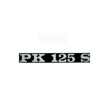 Emblém / Nápis "PK 125 S" pro Vespa PK 125 S - 2 kolíky, rozteč děr 132x17mm, vzdálenost děr 80mm