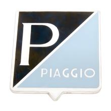 Emblem "Piaggio" k nalepení 25x31mm, hliník pro Vespa 50, 50S, 50SS do r.v. 1968, 90, 90SS, 125 Primavera, Nuova r.v. 1966