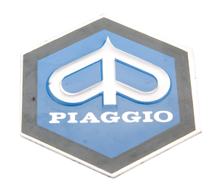Emblém "Piaggio" k nalepení šestihranný 31x36mm Hliník pro Kaskádu pro Vespa PK50, PK80 82-88