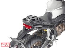 GiVi Seatlock universele bevestiging voor tankslottassen op de passagiersstoel