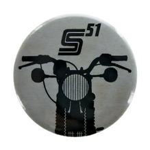 Simson plechový knoflík Ø25mm s ochranným potahem a obloukovou jehlou, motiv: S51